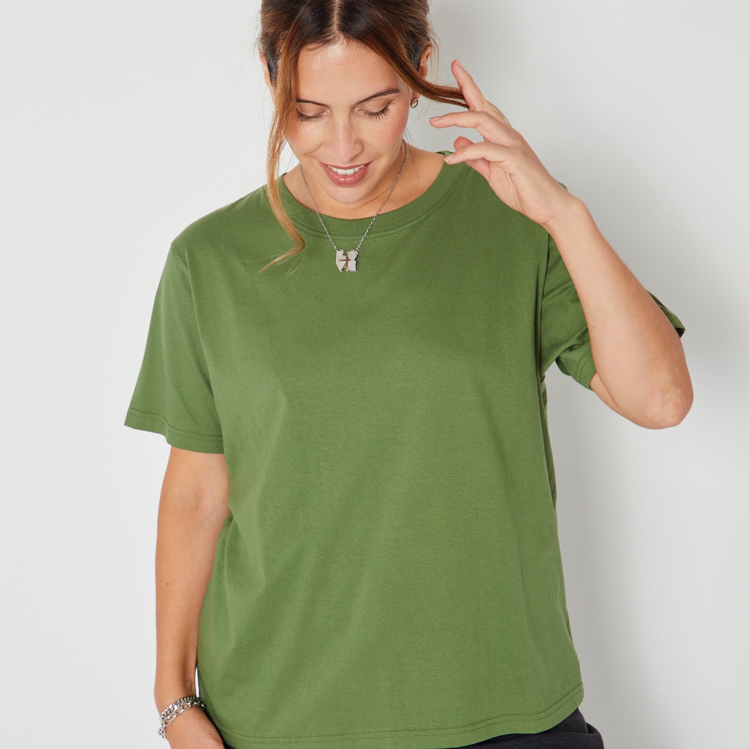 Donna Tshirt Olive tucked out relaxed fit class tshirt