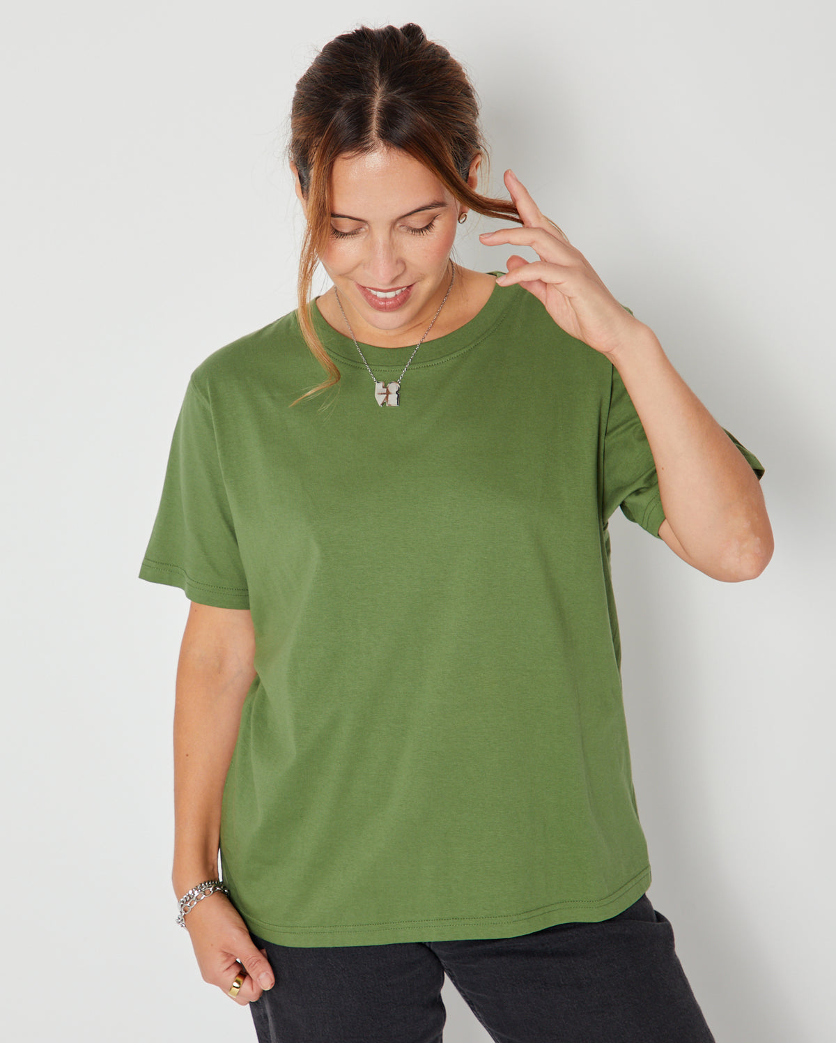 Donna Tshirt Olive tucked out relaxed fit class tshirt
