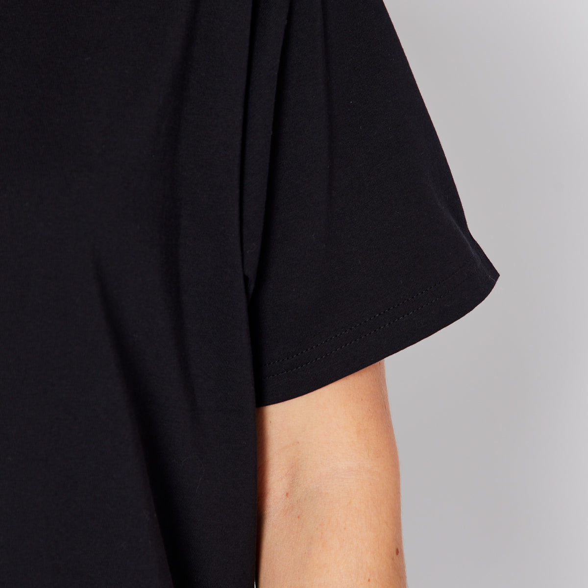 Classic Black Tshirt true fit basics Disko Kids Womenswear