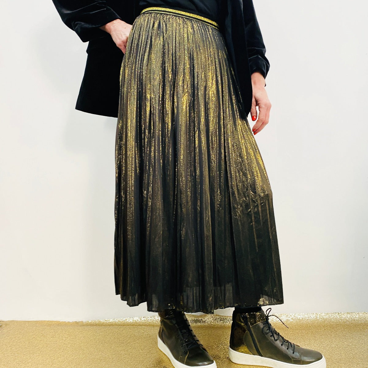 How to Style Gold Pleated Skirt Five Ways — Zoë Hennessey Style